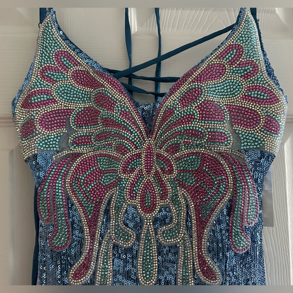 GORGEOUS- Sequin Butterfly Applique V-Neck Lace Up Back Cutout Gown - NWT - Picture 7 of 8
